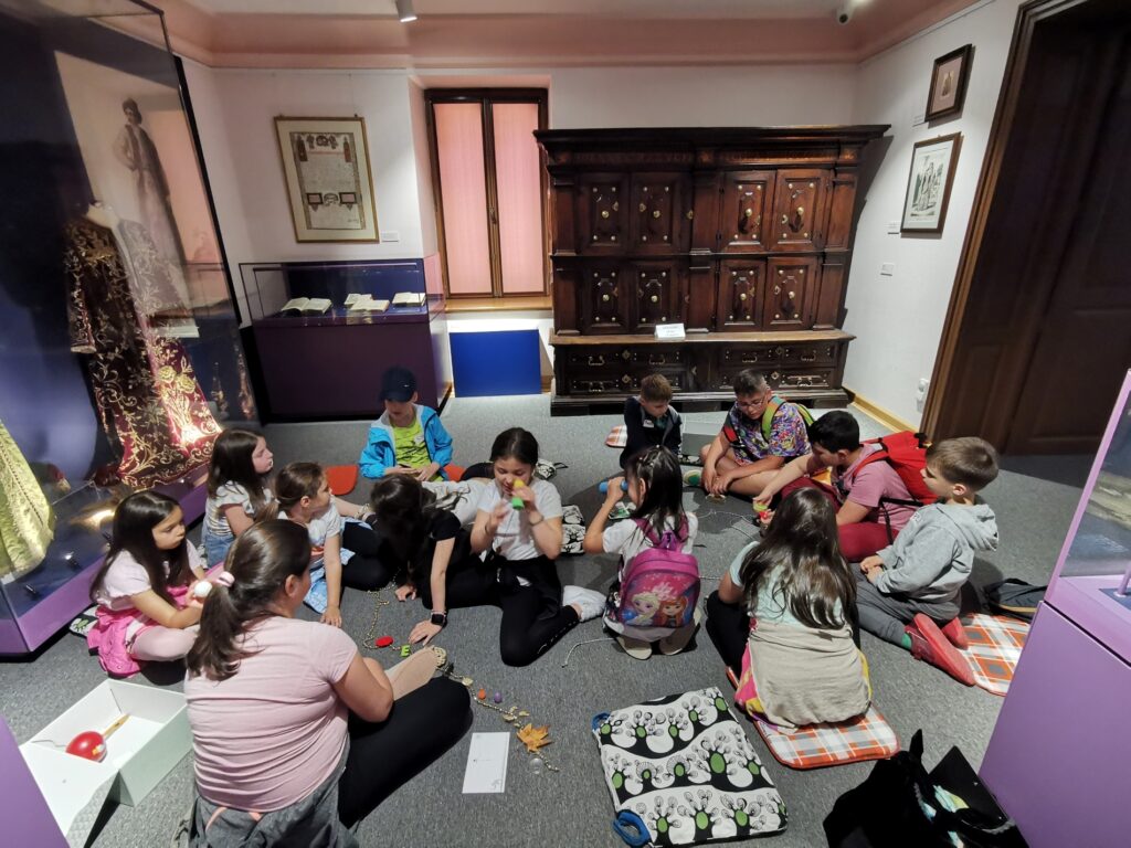 Ce legătură are tiparnița cu dreptul la educație?